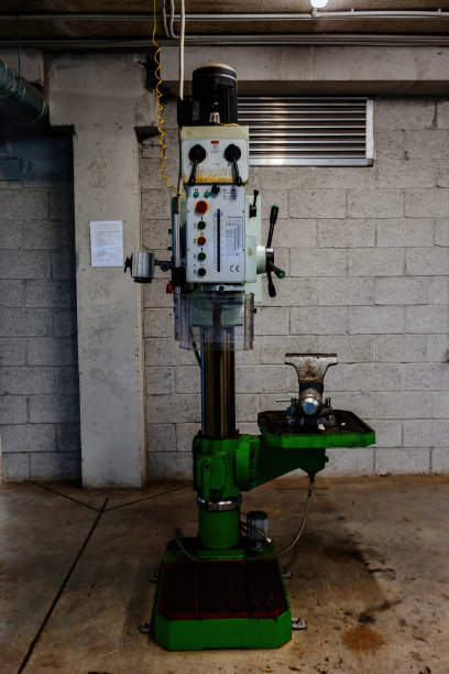 工业钻床机床在金属制品工厂车间图片下载