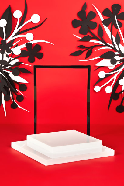 白色讲台上的红叶和剪纸场面图片下载