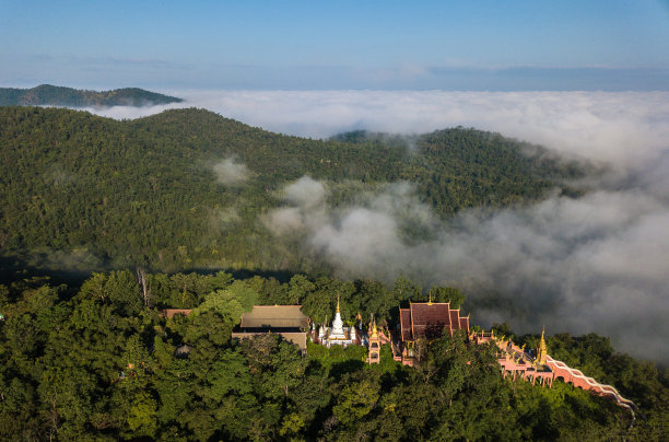 云雾笼罩的帕拉寺位于泰国兰邦省湄达区宁静的山顶上。图片下载