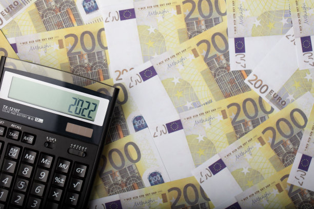 计算器，欧元钞票和2022年新年字母。2022年的税收。经济背景。图片下载