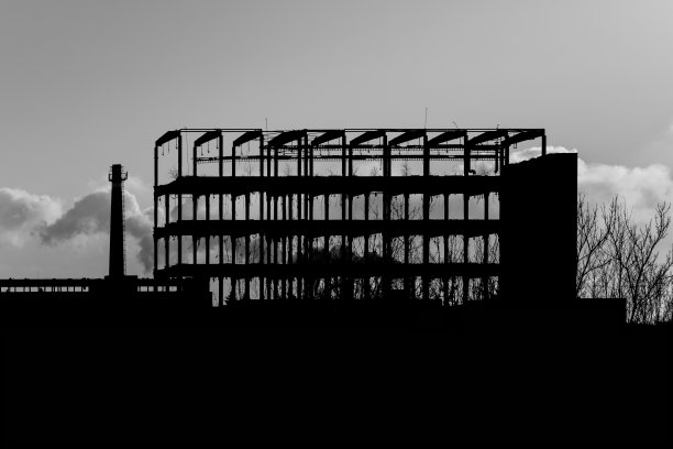 因经济危机而未完成的厂房建设。图片下载
