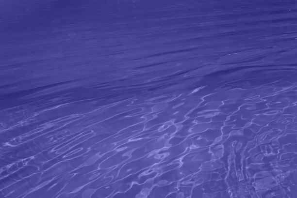 水面呈淡紫色图片下载