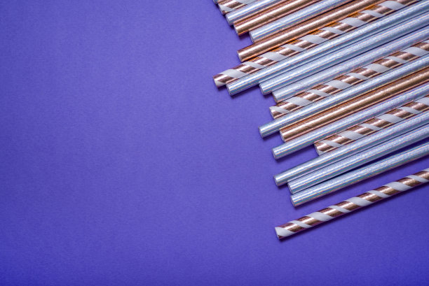 一套以紫丁香为背景的彩色吸管。特写镜头。图片下载