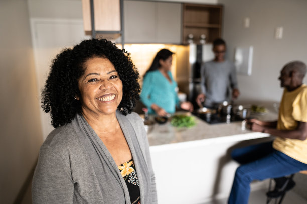 一位年长女性在家做饭的照片图片下载