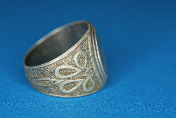 一个带图案的灰色银色旧戒指图片下载