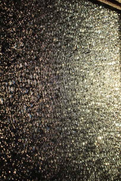 玻璃浮雕表面的照片特写与折射光凹凸不平的纹理背景图片下载