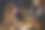 愉快的同事下班后一起在酒吧喝啤酒，玩平板电脑图片下载