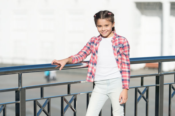 女孩可爱的孩子城市背景。对青少年活动。度假和休闲。孩子们的周末活动。休闲娱乐的想法。事件概述。在假期做什么?休闲的选择。自由时间和休闲图片下载