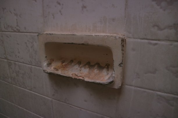 浴室墙上照片上破旧的肥皂架图片下载