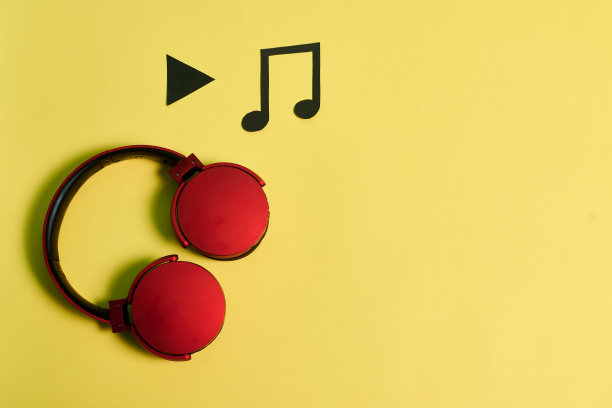 音乐和黄色背景下的红色耳机图片下载