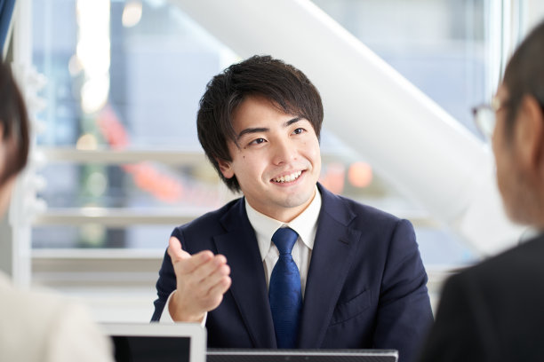 亚洲商人在会议上解释图片下载