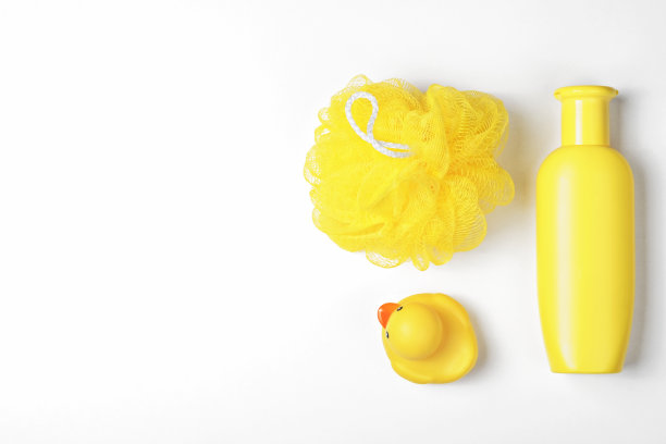 婴儿沐浴用品平放。橡皮鸭，洗发水，毛巾，白色底色上的黄色肥皂。俯视图，复制空间图片下载