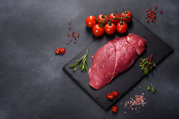 生的新鲜恰克卷牛排与香草和盐放在砧板上图片下载