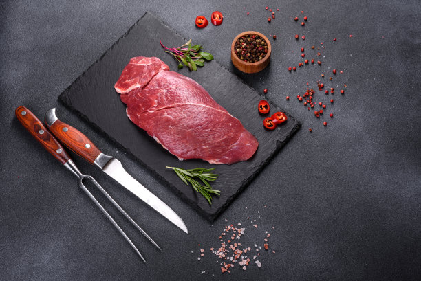 生的新鲜恰克卷牛排与香草和盐放在砧板上图片下载