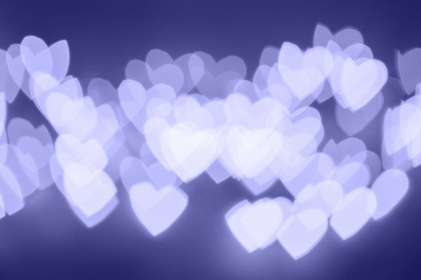 自然紫色的散景光以心的形式呈现，模糊出了背景的焦距。图片下载