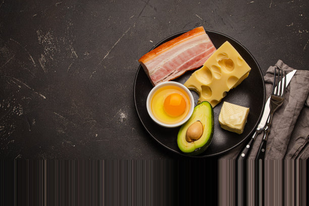 生酮饮食的食物在黑色的盘子上，在黑暗的背景复制空间图片下载