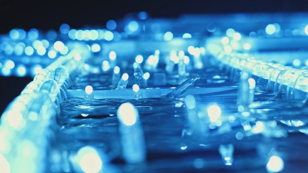 冬季蓝色圣诞假期照明LED灯闪烁和脉动在夜间图片下载