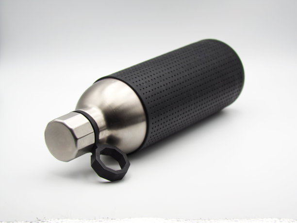 黑色橡胶涂层的金属咖啡保温瓶上的白色背景。图片下载