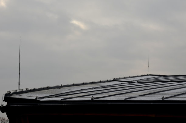 每个灰色屋顶上必须安装一根接地线，它复制建筑的轮廓，保护桁架免受雷击，包括排水沟和金属屋顶图片下载