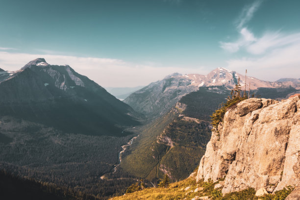 徒步穿越蒙大拿史诗般的山脉图片下载
