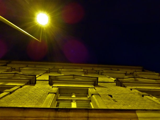 夜晚的灯光。图片下载