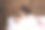 一个小女孩和她刚出生的妹妹在床上玩耍。图片下载