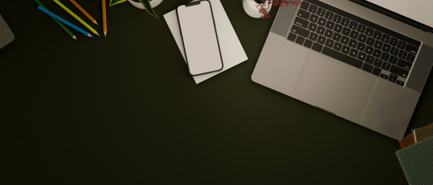顶视图的现代书桌与笔记本电脑和复制空间在黑色的背景。图片下载