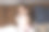 一个小女孩和她刚出生的妹妹在床上玩耍。图片下载