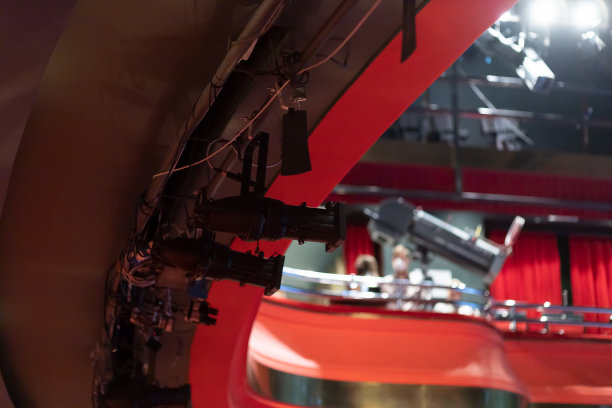 舞台上方有许多剧院的泛光灯图片下载