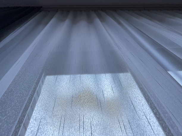 漂亮的白色窗帘，以窗户为背景。图片下载