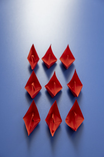 红色背景上的红色纸船图片下载