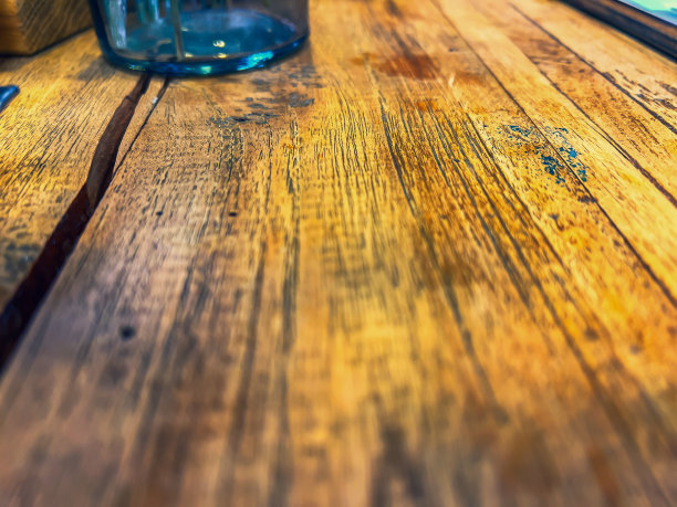 一个宏观图像的浅色木材与黑色纤维和玻璃底部。图片下载