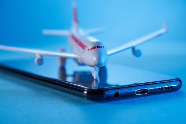 俯视图照片的玩具飞机模型在智能手机图片下载