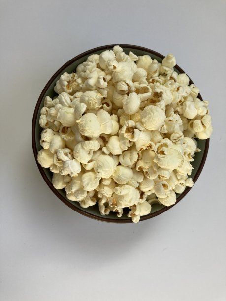 一碗爆米花在白色背景上图片下载
