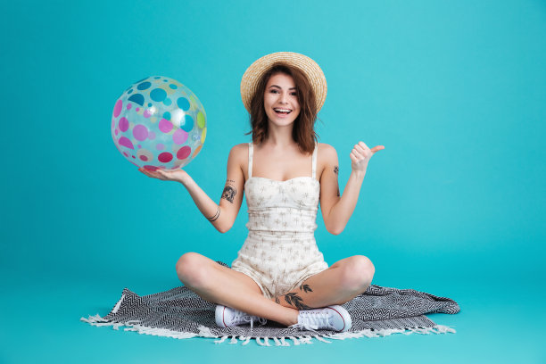 一个戴着草帽的快乐快乐的夏天女孩的肖像图片下载