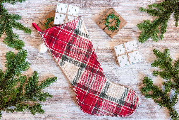 假日床上放着圣诞袜图片下载