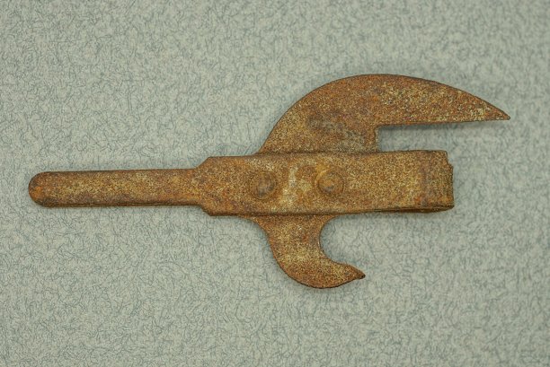 一个旧的生锈的棕色铁制开罐器图片下载