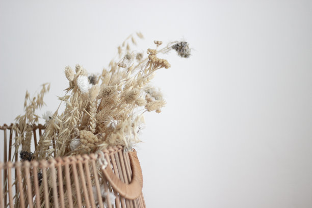 木篮中的干花和谷物的花束图片下载