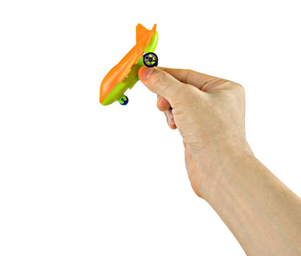 手拿玩具飞机孤立在白色背景与裁剪路径。概念飞机事故。图片下载