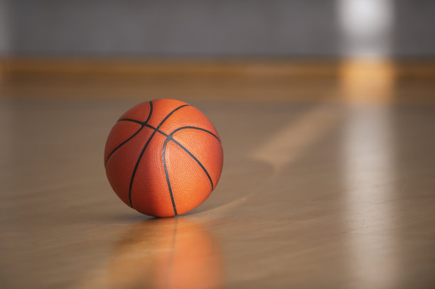 篮球场在硬木场地，自然采光。锻炼在线概念，水平运动主题海报，贺卡，标题，网站和应用程序图片下载