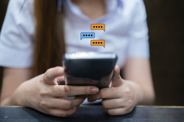 女性手用智能手机打字，聊天聊天在家聊天框里弹出图标。图片下载