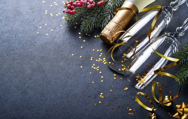 假日礼品盒或礼品带，金色的纸屑和金色的小玩意在黑色的背景上。神奇的圣诞贺卡。圣诞装饰。边界设计。模拟。前视图。图片下载