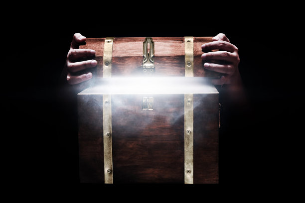 木制的财宝箱在黑暗的背景图片下载