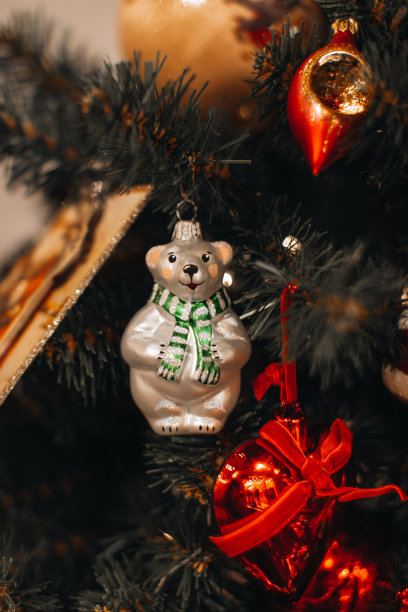 挂在圣诞树树枝上的北极熊圣诞玩具小雕像。图片下载
