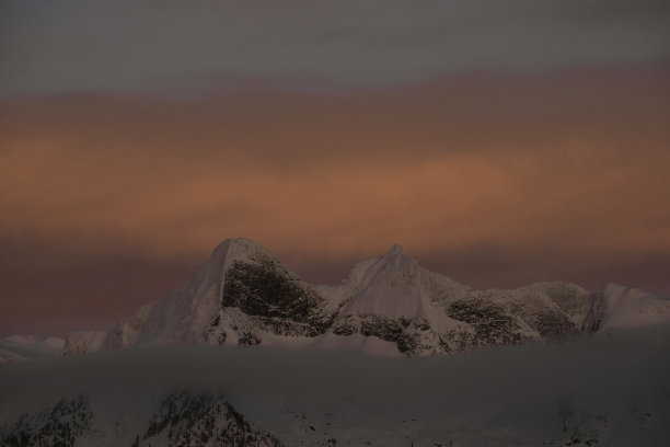 戏剧性的山日落图片下载