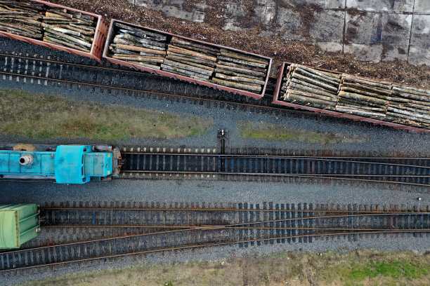 铁路货车装载原木俯视图图片下载