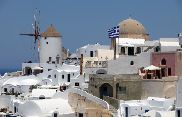 伊亚镇和美丽的希腊圣托里尼岛的风车图片下载