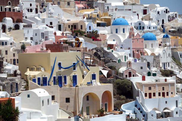 位于美丽的希腊圣托里尼岛的伊亚镇图片下载