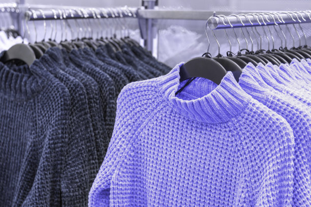 店里衣架上的紫色毛衣是2022年的概念色。图片下载