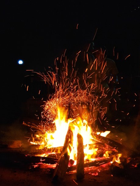 夜间的篝火!图片下载